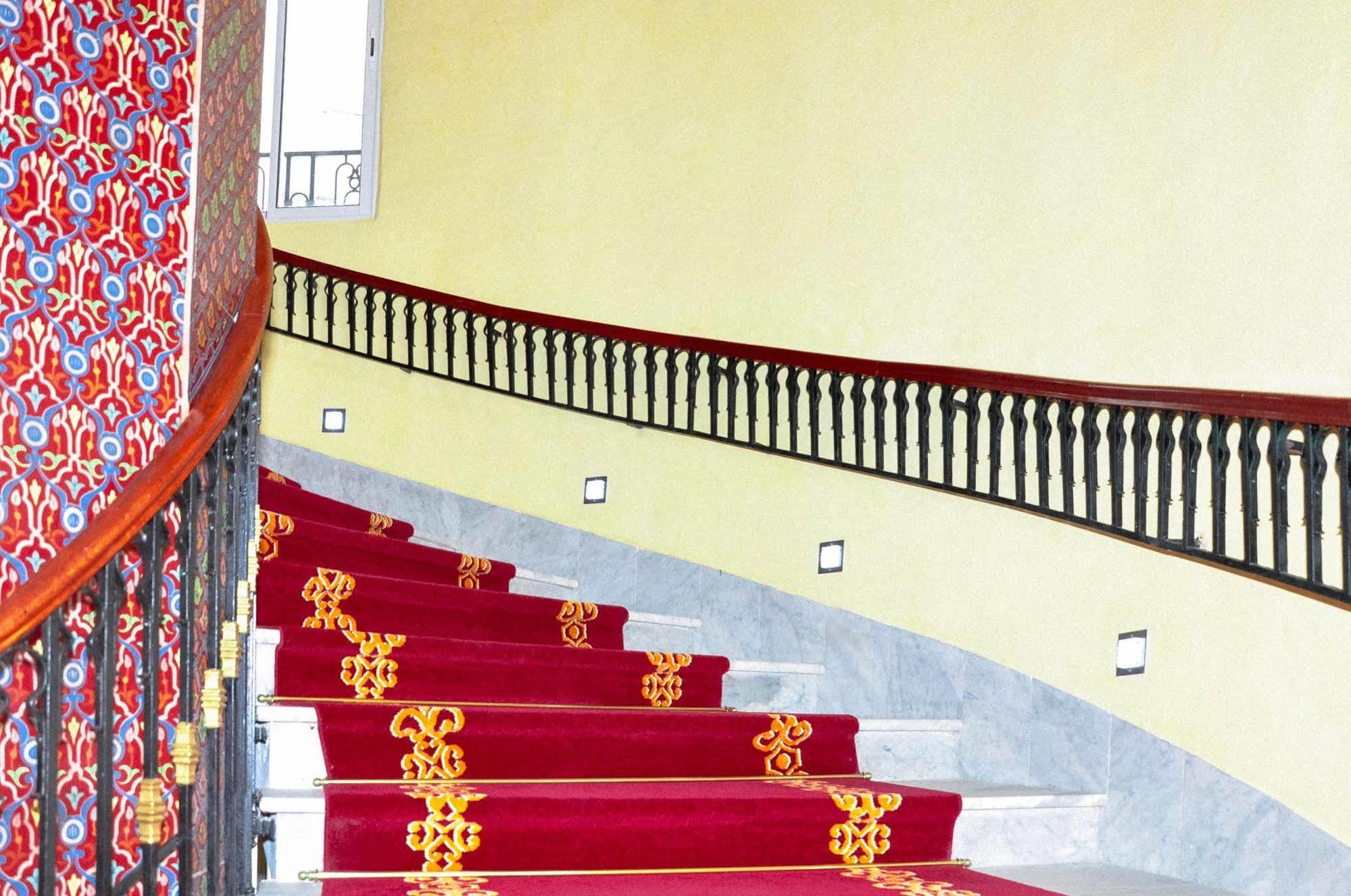 Royal Victoria - Ex British Embassy Hotel